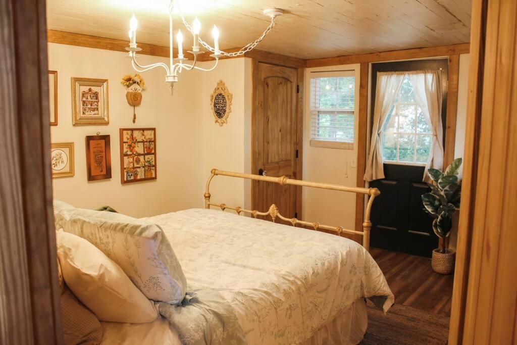 The Greenhouse Cozy Cottage- Walk To Downtown!