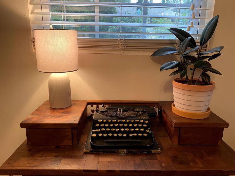 The Greenhouse Cozy Cottage- Walk To Downtown! * Opelika