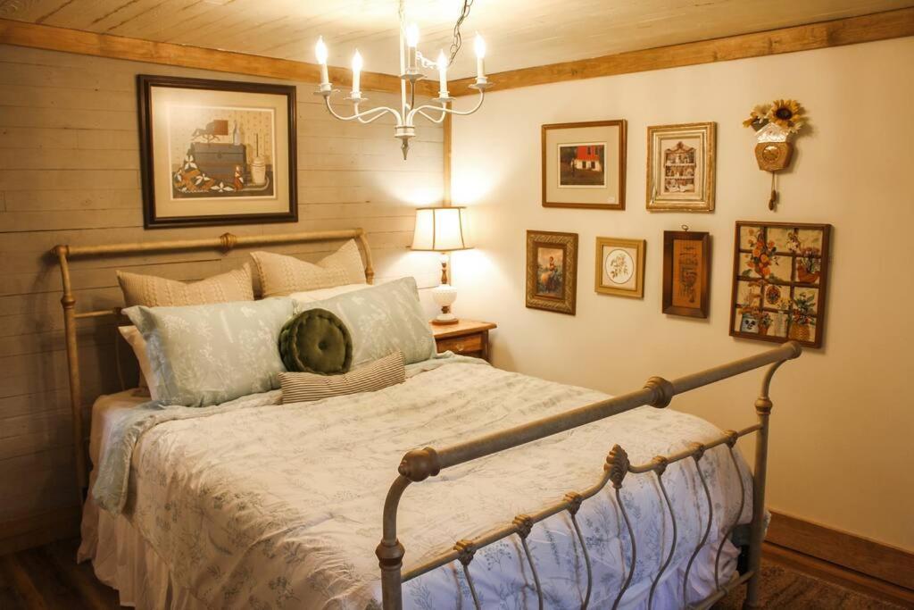 The Greenhouse Cozy Cottage- Walk To Downtown! Holiday home Opelika