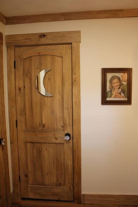 The Greenhouse Cozy Cottage- Walk To Downtown! Holiday home *