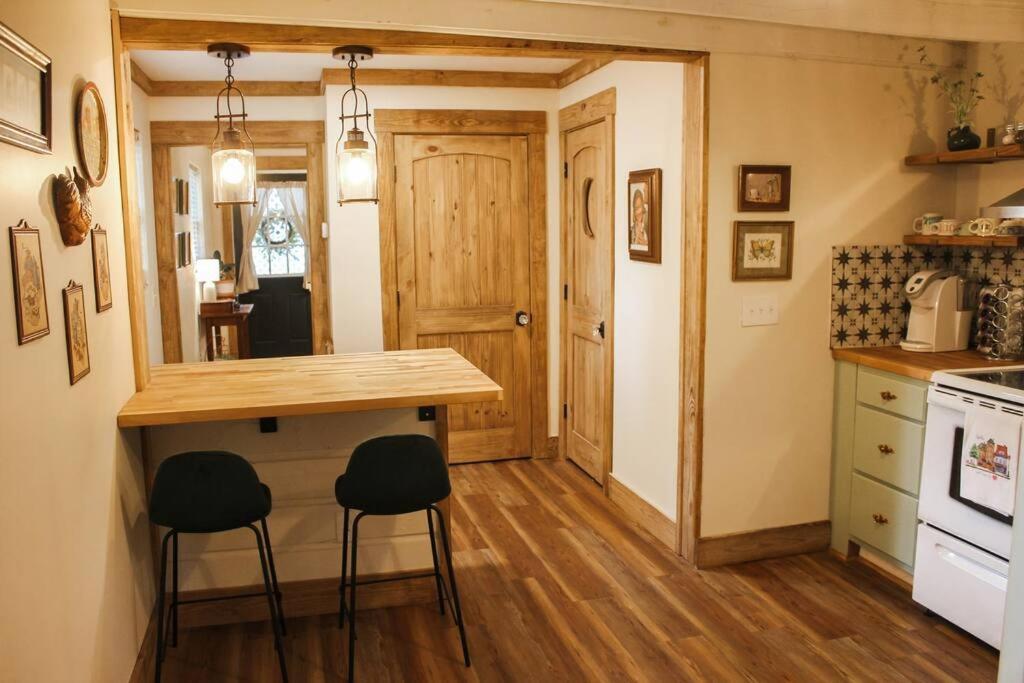 The Greenhouse Cozy Cottage- Walk To Downtown! Holiday home Opelika